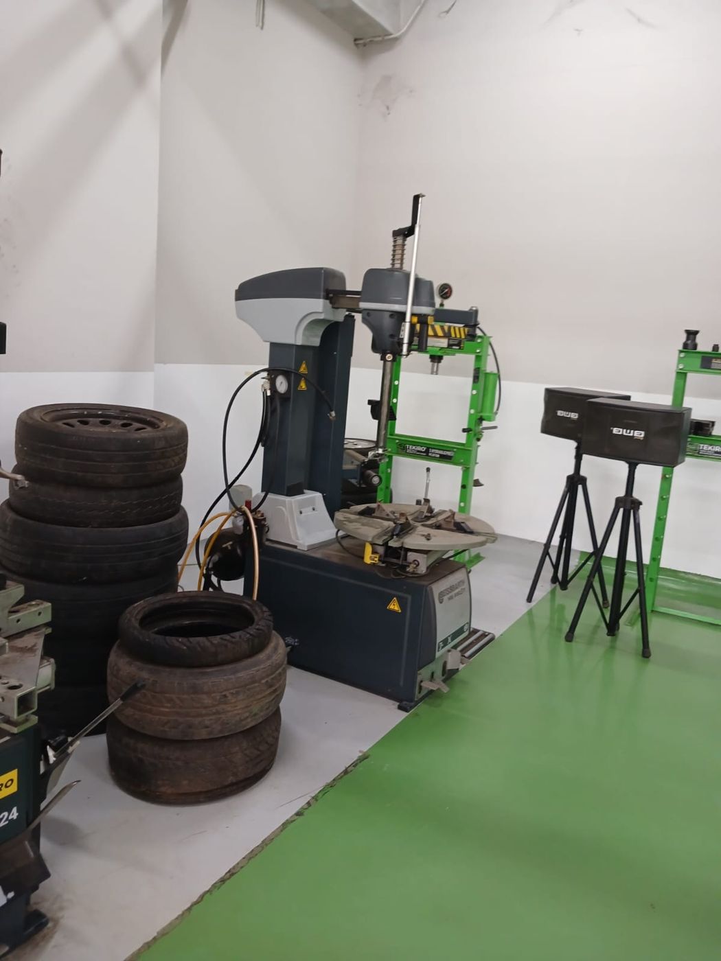 Automatic tyre changer and hydraulic presses